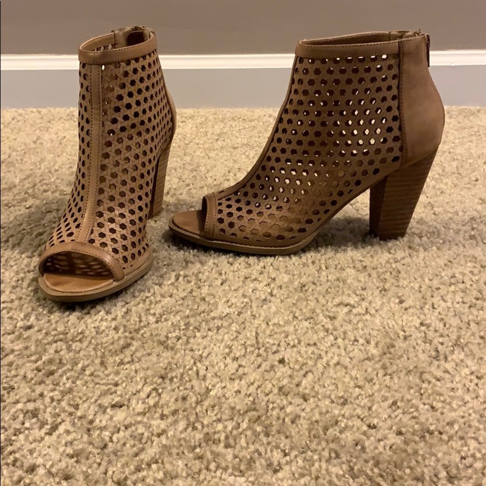 Open toed tan 3” sandals